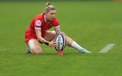 120425 - France v Wales, Guinness Women’s Six Nations 2025 - Keira Bevan of Wales lines up a conversion attempt