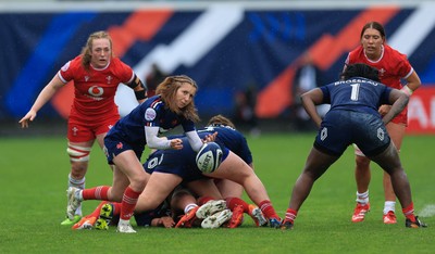 120425 - France v Wales, Guinness Women’s Six Nations 2025 - Pauline Bourdon-Sansus of France feeds the ball out 