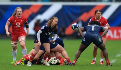 120425 - France v Wales, Guinness Women’s Six Nations 2025 - Pauline Bourdon-Sansus of France feeds the ball out 