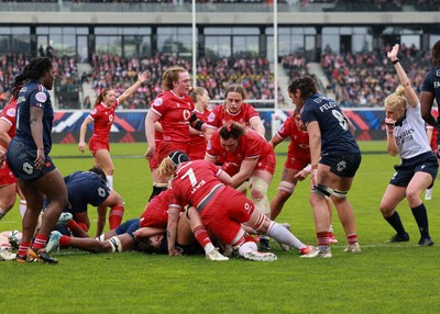 120425 - France v Wales, Guinness Women’s Six Nations 2025 - Wales celebrate as Gwen Crabb of Wales powers over to score try