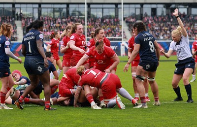 120425 - France v Wales, Guinness Women’s Six Nations 2025 - Wales celebrate as Gwen Crabb of Wales powers over to score try