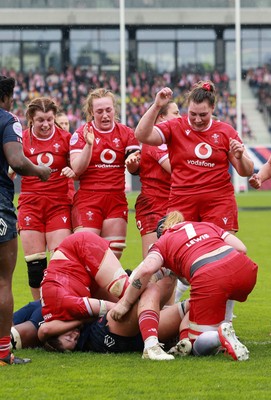120425 - France v Wales, Guinness Women’s Six Nations 2025 - Wales celebrate as Gwen Crabb of Wales powers over to score try
