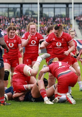 120425 - France v Wales, Guinness Women’s Six Nations 2025 - Wales celebrate as Gwen Crabb of Wales powers over to score try