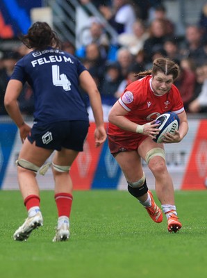 120425 - France v Wales, Guinness Women’s Six Nations 2025 - Kate Williams of Wales takes on Seraphine Okemba of France