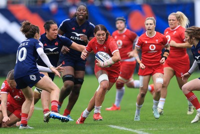 120425 - France v Wales, Guinness Women’s Six Nations 2025 - Georgia Evans of Wales breaks away