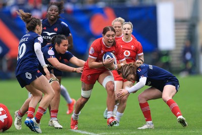 120425 - France v Wales, Guinness Women’s Six Nations 2025 - Georgia Evans of Wales breaks away