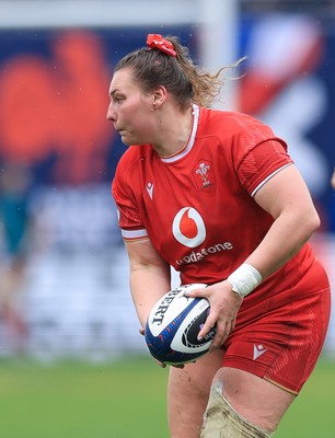 120425 - France v Wales, Guinness Women’s Six Nations 2025 - Gwenllian Pyrs of Wales breaks away