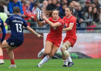 120425 - France v Wales, Guinness Women’s Six Nations 2025 - Lisa Neumann of Wales