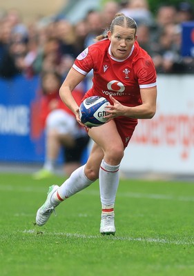 120425 - France v Wales, Guinness Women’s Six Nations 2025 - Carys Cox of Wales breaks away
