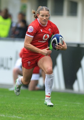 120425 - France v Wales, Guinness Women’s Six Nations 2025 - Carys Cox of Wales breaks away