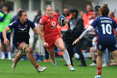 120425 - France v Wales, Guinness Women’s Six Nations 2025 - Carys Cox of Wales breaks away