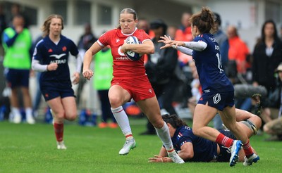 120425 - France v Wales, Guinness Women’s Six Nations 2025 - Carys Cox of Wales breaks away