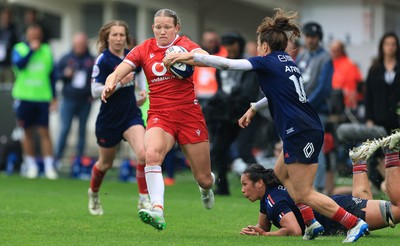 120425 - France v Wales, Guinness Women’s Six Nations 2025 - Carys Cox of Wales breaks away