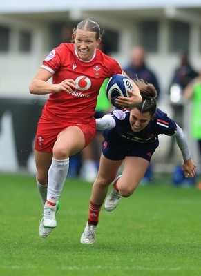 120425 - France v Wales, Guinness Women’s Six Nations 2025 - Carys Cox of Wales breaks away