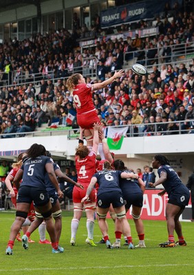 120425 - France v Wales, Guinness Women’s Six Nations 2025 - Natalia John of Wales takes the line out