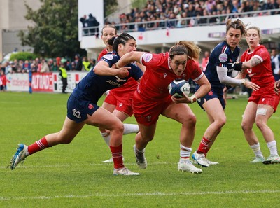 120425 - France v Wales, Guinness Women’s Six Nations 2025 - Courtney Keight of Wales powers over the line only for the try to be disallowed
