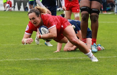 120425 - France v Wales, Guinness Women’s Six Nations 2025 - Courtney Keight of Wales powers over the line only for the try to be disallowed