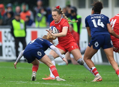 120425 - France v Wales, Guinness Women’s Six Nations 2025 - Hannah Jones of Wales takes on Pauline Bourdon-Sansus of France