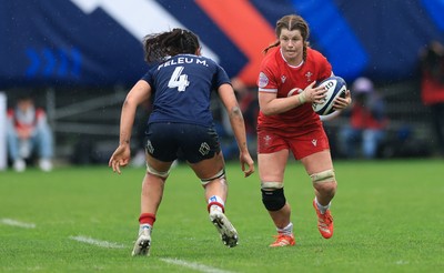 120425 - France v Wales, Guinness Women’s Six Nations 2025 - Kate Williams of Wales takes on Manae Feleu of France