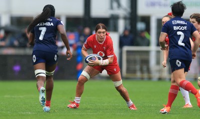 120425 - France v Wales, Guinness Women’s Six Nations 2025 - Georgia Evans of Wales takes on Seraphine Okemba of France