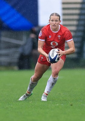 120425 - France v Wales, Guinness Women’s Six Nations 2025 - Carys Cox of Wales