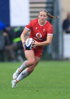 120425 - France v Wales, Guinness Women’s Six Nations 2025 - Carys Cox of Wales