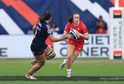 120425 - France v Wales, Guinness Women’s Six Nations 2025 - Nel Metcalfe of Wales breaks away