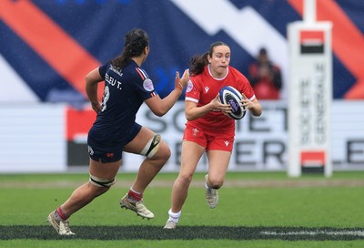 120425 - France v Wales, Guinness Women’s Six Nations 2025 - Nel Metcalfe of Wales breaks away