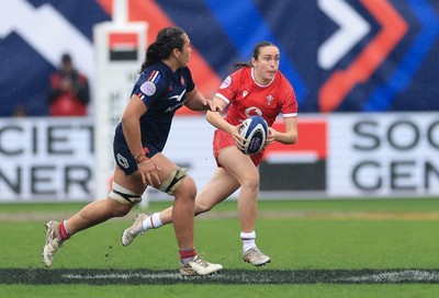 120425 - France v Wales, Guinness Women’s Six Nations 2025 - Nel Metcalfe of Wales breaks away