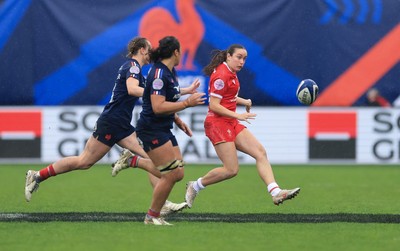 120425 - France v Wales, Guinness Women’s Six Nations 2025 - Nel Metcalfe of Wales breaks away