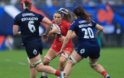 120425 - France v Wales, Guinness Women’s Six Nations 2025 - Bryonie King of Wales takes on Charlotte Escudero of France and Axelle Berthoumieu of France