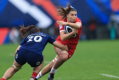 120425 - France v Wales, Guinness Women’s Six Nations 2025 - Bryonie King of Wales takes on Axelle Berthoumieu of France