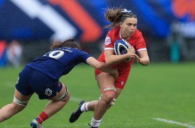 120425 - France v Wales, Guinness Women’s Six Nations 2025 - Bryonie King of Wales takes on Axelle Berthoumieu of France