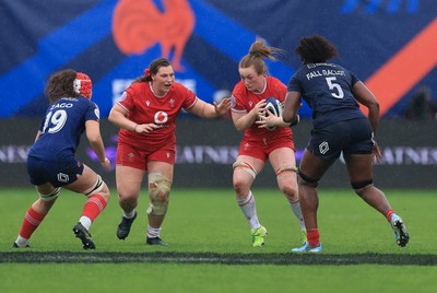 120425 - France v Wales, Guinness Women’s Six Nations 2025 - Abbie Fleming of Wales with Gwenllian Pyrs of Wales in support takes on Kiara Zago of France and Madouddou Fall-Raclot of France