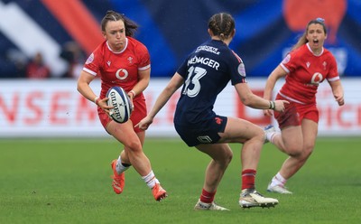 120425 - France v Wales, Guinness Women’s Six Nations 2025 - Sian Jones of Wales takes on Marine Menager of France