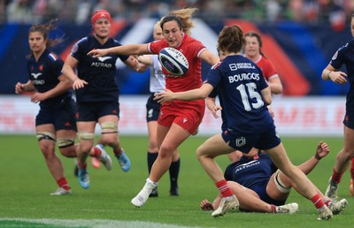 120425 - France v Wales, Guinness Women’s Six Nations 2025 - Courtney Keight of Wales puts Morgane Bourgeois of France under pressure