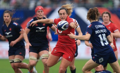 120425 - France v Wales, Guinness Women’s Six Nations 2025 - Courtney Keight of Wales puts Morgane Bourgeois of France under pressure