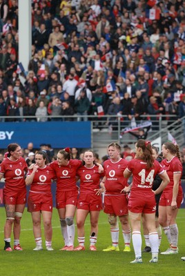 120425 - France v Wales, Guinness Women’s Six Nations 2025 - The Wales team huddle up at the end of the match