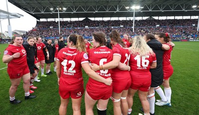 120425 - France v Wales, Guinness Women’s Six Nations 2025 - The Wales team huddle up at the end of the match