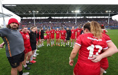 120425 - France v Wales, Guinness Women’s Six Nations 2025 - The Wales team huddle up at the end of the match