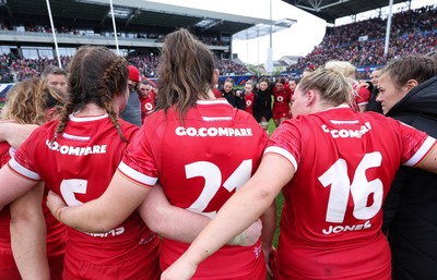 120425 - France v Wales, Guinness Women’s Six Nations 2025 - The Wales team huddle up at the end of the match