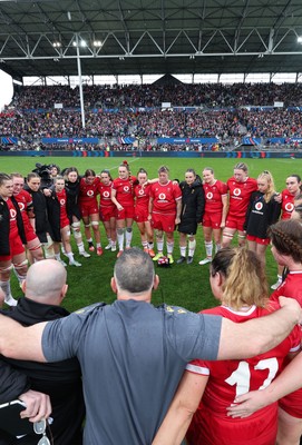 120425 - France v Wales, Guinness Women’s Six Nations 2025 - The Wales team huddle up at the end of the match