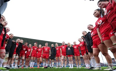 120425 - France v Wales, Guinness Women’s Six Nations 2025 - The Wales team huddle up at the end of the match