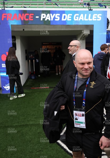 120425 - France v Wales, Guinness Women’s Six Nations 2025 - Wales Women head coach Sean Lynn arrives at the stadium