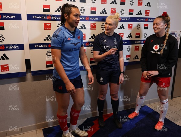 120425 - France v Wales, Guinness Women’s Six Nations 2025 - Coin toss
