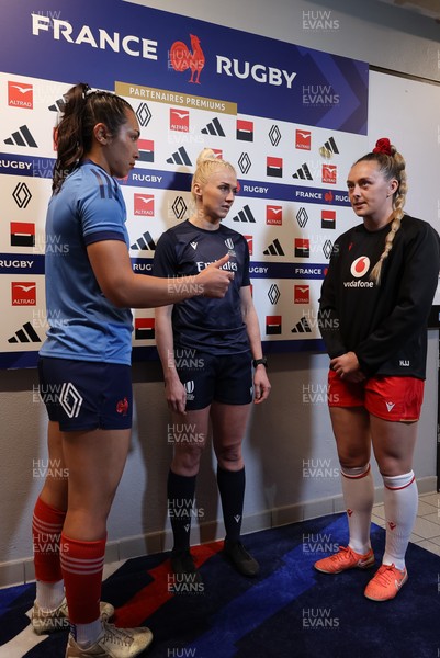 120425 - France v Wales, Guinness Women’s Six Nations 2025 - Coin toss