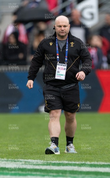 120425 - France v Wales, Guinness Women’s Six Nations 2025 - Wales Women head coach Sean Lynn during warm up