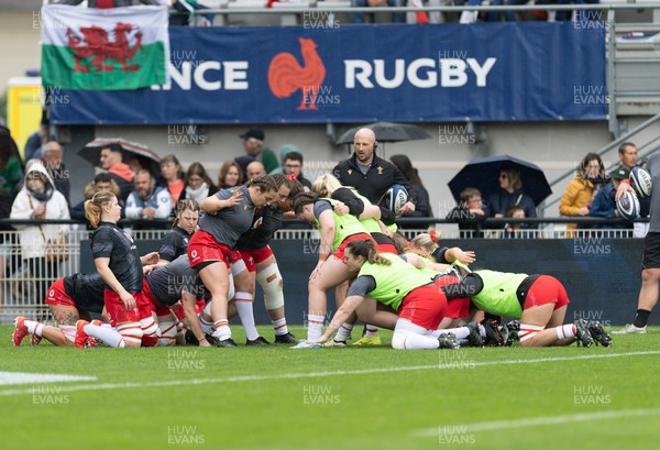 120425 - France v Wales, Guinness Women’s Six Nations 2025 - The Wales forwards during warm up