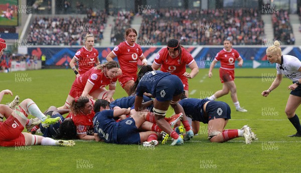 120425 - France v Wales, Guinness Women’s Six Nations 2025 - Kate Williams of Wales powers over to score try
