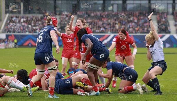 120425 - France v Wales, Guinness Women’s Six Nations 2025 - Kate Williams of Wales powers over to score try